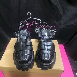 STEVE MADDEN SANDEL SHOE SIZE 8.5